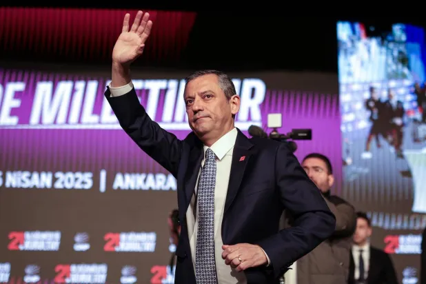 أعيد انتخاب أوزغور أوزيل رئيساً لحزب الشعب الجمهوري أكبر أحزاب المعارضة بتركيا في مؤتمر عام استثنائي عُقد في أنقرة يوم الأحد (حساب الحزب على «إكس»)