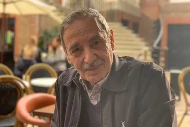 «الروائي المريب»... خيانات المثقّفين ومؤامراتهم