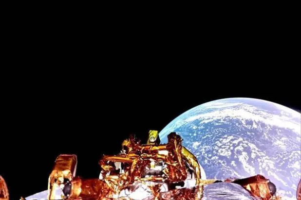 التقطت  "بلو غوست" ا صورة ذاتية لنفسها مع وجود كوكب الأرض في الخلفية