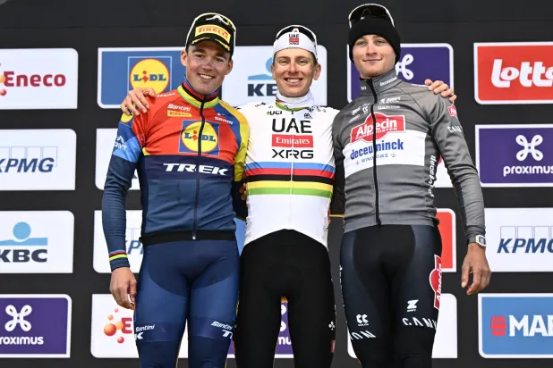 تادي بوغاتشر (في المنتصف) يحتفل بلقب السباق (أ.ف.ب)