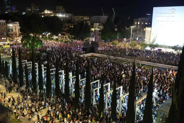 27 Mart 2025 tarihinde Tel Aviv'de Şin-Bet Başkanı ve hükümetin yargı danışmanının görevden alınmasına karşı düzenlenen protesto gösterilerinden (AFP)