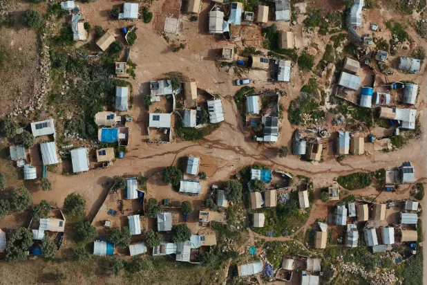 تقام معظم المخيمات العشوائية في الأراضي الزراعية بمنطقة إدلب... ومخيم «الإيمان» واحد منها (الشرق الأوسط)