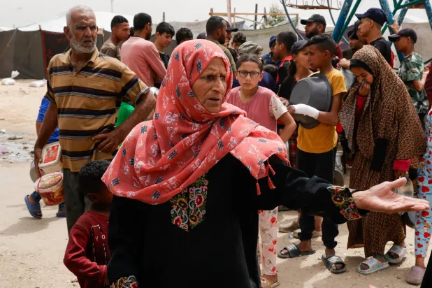 مئات من الفلسطينيين يطالبون بوقف الحرب الإسرائيلية المستمرة منذ السابع من أكتوبر 2023 (رويترز)