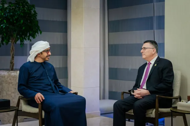 الشيخ عبد الله بن زايد لدى لقائه مع الوزير جدعون ساعر في أبوظبي (وام)