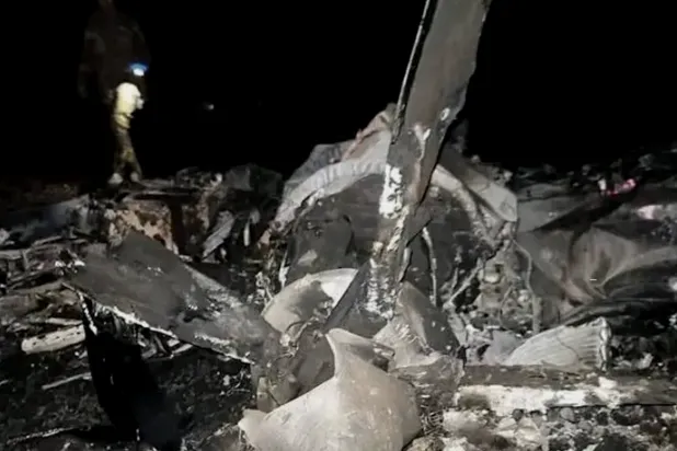 حطام الطائرة المسيرة الذي عُثر عليه على بُعد 9.5 كيلومتر جنوبي الحدود مع الجزائر (متداولة)