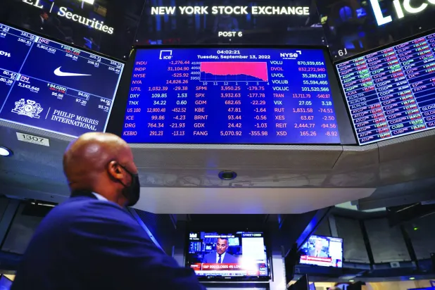 
متعامل يتابع شاشة الأسهم خلال انخفاض السوق الأميركية (رويترز)