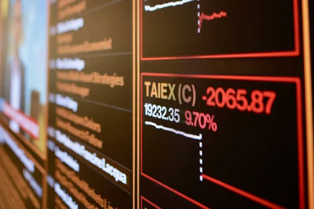 شاشة تعرض قيم الأسهم داخل مكتب بورصة تايوان في تايبيه (إ.ب.أ)