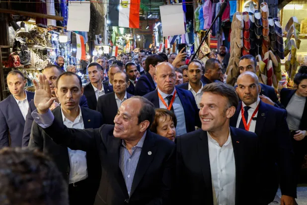 الرئيسان المصري والفرنسي في «خان الخليلي» (رويترز)