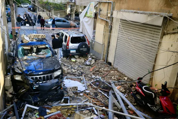 سيارات مدمَّرة بغارات إسرائيلية على مدينة صيدون جنوب لبنان (إ.ب.أ)