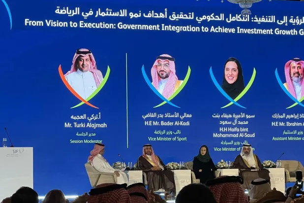 جانب من الجلسة الأولى لمنتدى الاستثمار الرياضي (الشرق الأوسط)