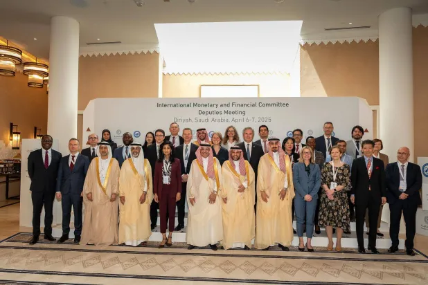 وزير المالية السعودي والأعضاء المشاركون في اجتماع اللجنة الدولية للشؤون النقدية التابعة لصندوق النقد الدولي (واس)