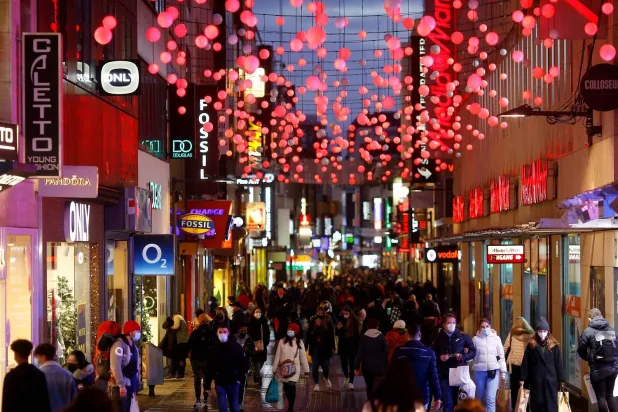 يمشي المتسوقون في الشارع الرئيس هوه شتراسه بكولونيا بألمانيا (رويترز)