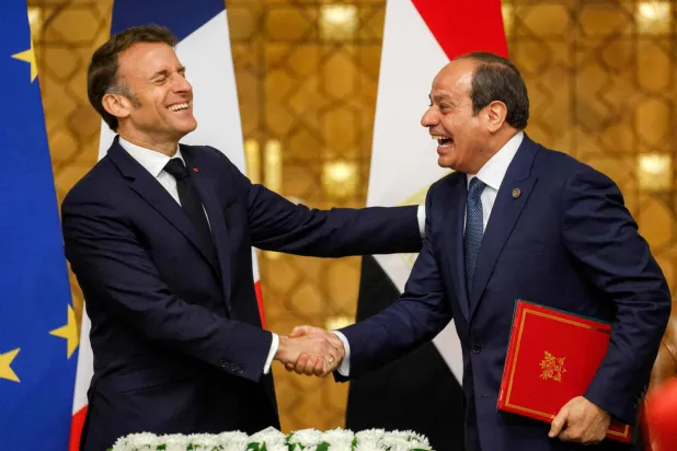 الرئيس المصري عبد الفتاح السيسي وقّع مع نظيره الفرنسي إيمانويل ماكرون في القصر الرئاسي بالقاهرة عدداً من الاتفاقيات الثنائية بين البلدين (أ.ف.ب)