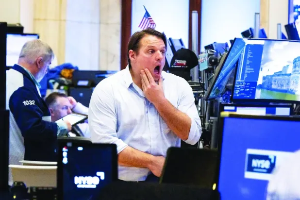 Japonya'da Nikkei Endeksi’nin kapanışını gösteren elektronik bir borsa panosu (DPA)