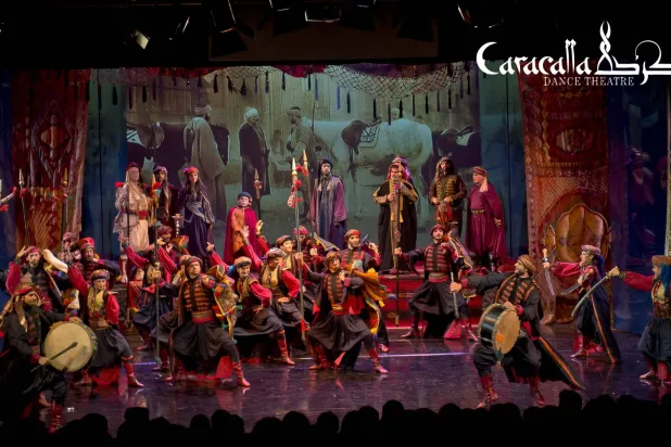 راقصو كركلا في تشكيلاتهم المبهرة (مسرح كركلا)