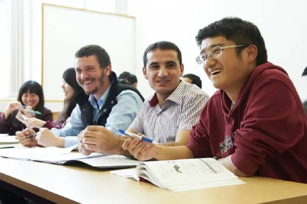 بيئة العمل الجماعي تحفز الطلاب على تعلم اللغات بشكل أفضل (جامعة باث البريطانية)