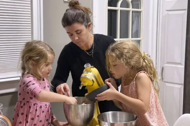 أكدت مجموعة من الدراسات العلمية على أهمية تكليف الأطفال أعمالاً منزلية (أ.ب)