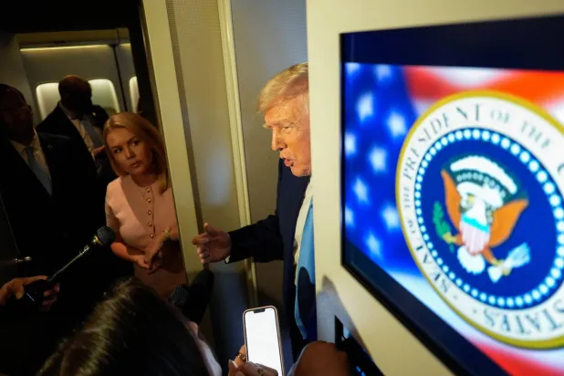 الرئيس الأميركي دونالد ترمب يتحدث مع صحافيين على متن الطائرة الرئاسية الأحد (رويترز)