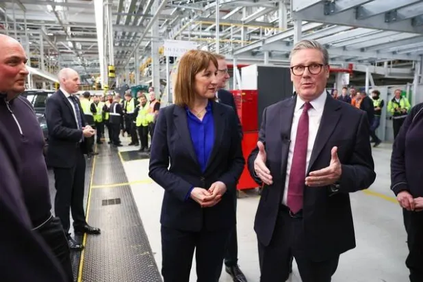 ستارمر يتحدث للعمال من أحد المصانع في بريطانيا (رويترز)