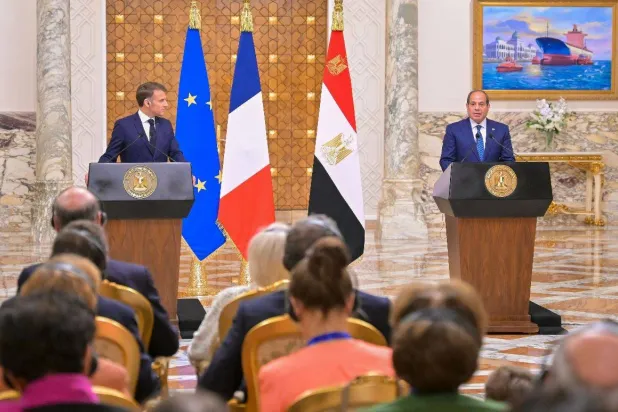 السيسي وماكرون خلال مؤتمر صحافي بالقاهرة (الرئاسة المصرية)