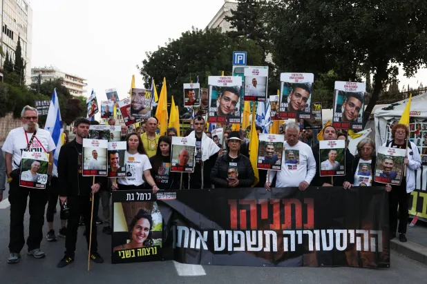 أقارب الرهائن الإسرائيليين ومؤيدون لهم في وقفة احتجاجية بالقدس يوم الاثنين في ذكرى مرور عام ونصف العام على هجوم 7 أكتوبر 2023 (رويترز)