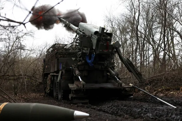 خلال إطلاق الجيش الأوكراني قذيفة «هاوتزر» باتجاه القوات الروسية في موقع غير معلن على خط جبهة دونيتسك بأوكرانيا في 6 أبريل 2025 (رويترز)