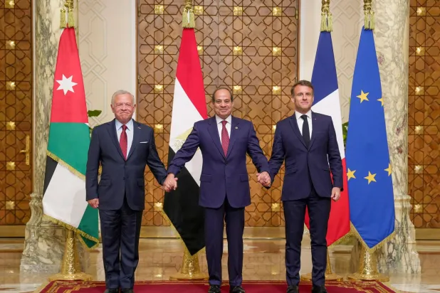 الرئيس المصري عبد الفتاح السيسي ونظيره الفرنسي إيمانويل ماكرون والعاهل الأردني الملك عبد الله الثاني في قمة ثلاثية بالقاهرة (الرئاسة المصرية)