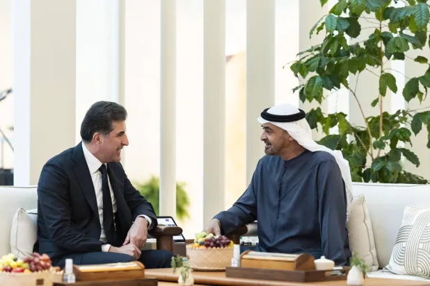 الشيخ محمد بن زايد آل نهيان رئيس دولة الإمارات ونيجيرفان بارزاني رئيس إقليم كردستان العراق خلال اللقاء في أبوظبي (وام)