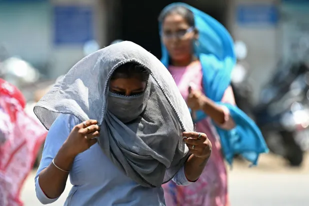 مواطنون يحتمون من الشمس في الهند (أ.ف.ب)