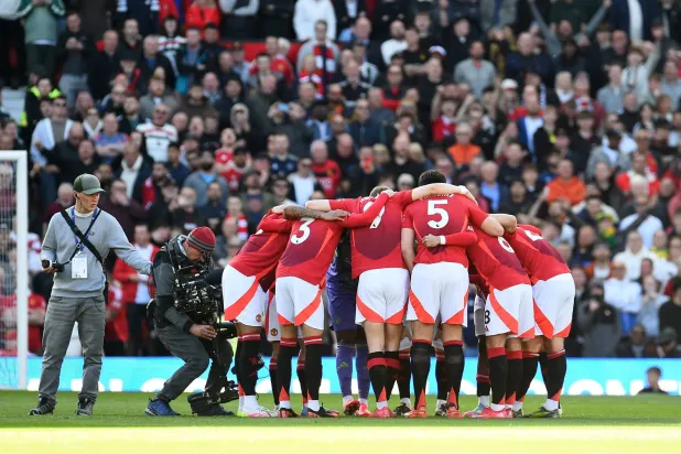 ينهي مانشستر يونايتد الدوري الإنجليزي بمواجهة أستون فيلا على أرضه نهاية مايو (رويترز)