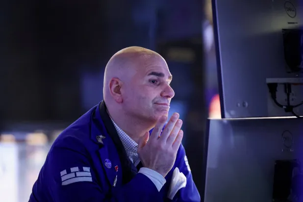 رد فعل متداول في بورصة نيويورك بعد تسجيل المؤشرات خسائر فادحة بالأمس (رويترز)