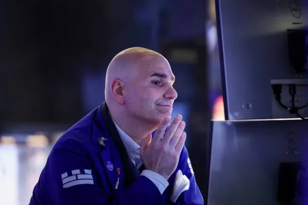 Endekslerin dün ağır kayıplar vermesinin ardından New York Menkul Kıymetler Borsası'ndaki bir yatırımcı (Reuters)