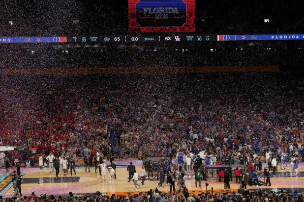 عائدات حقوق البث التلفزيوني للدوري الأميركي بلغت قيمتها نحو 76 مليار دولار (رويترز)