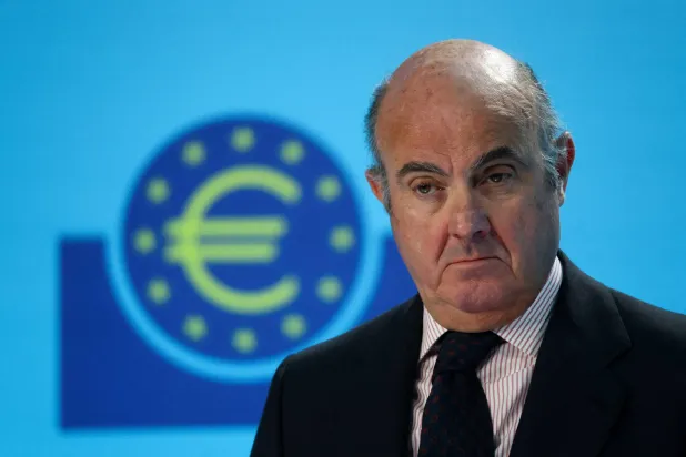 دي غيندوس خلال مؤتمر صحافي بعد «اجتماع السياسة النقدية» لـ«البنك المركزي الأوروبي» في فرنكفورت بألمانيا (أرشيفية - رويترز)