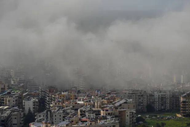 تصاعد الدخان عقب غارة جوية إسرائيلية على الضاحية الجنوبية (أ.ب)