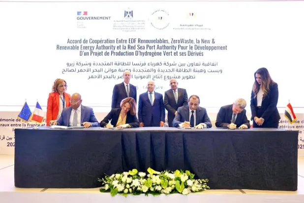 جانب من توقيع اتفاقية لإنتاج الهيدروجين بين مصر وفرنسا في القاهرة (مجلس الوزراء المصري)