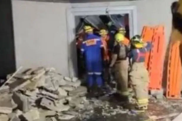 رجال الإنقاذ في موقع الحادث وسط حطام الملهى الليلي (الشرطة المحلية في الدومينيكان)