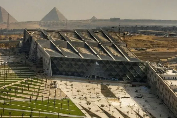 إحدى مراحل إنشاء المتحف المصري الكبير (صفحة المتحف على «فيسبوك»)