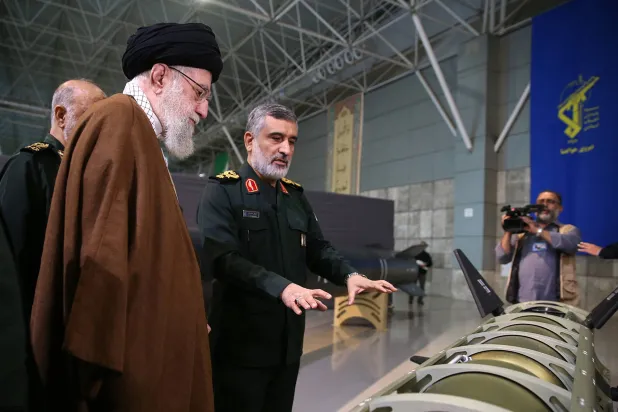 قائد الوحدة الصاروخیة لـ«الحرس الثوري» أمير علي حاجي زاده يشرح لخامنئي مكونات صاروخ «فتاح 2» الفرط صوتي العام الماضي (أرشيفية - موقع المرشد)