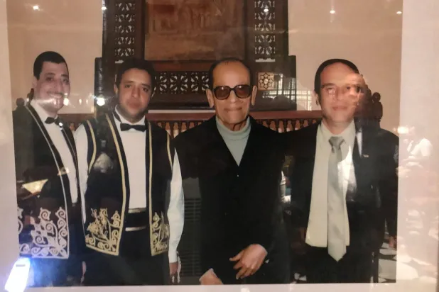 صورة لنجيب محفوظ مع طاقم العمل داخل المطعم (صفحة المطعم على فيسبوك)