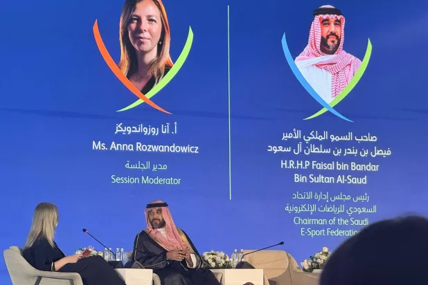 فيصل بن بندر بن سلطان لحظة حديثه في منتدى الاستثمار الرياضي (وزارة الرياضة)