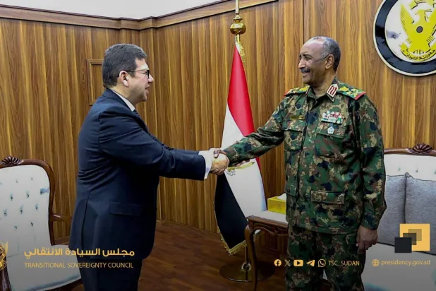 البرهان مستقبلاً رئيس المخابرات العامة المصرية اللواء حسن محمود رشاد (مجلس السيادة / «إكس»)