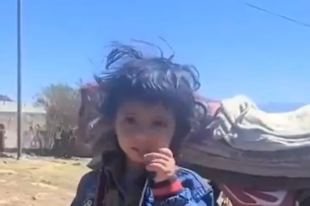 عمار البكار الذي كان بجوار والده على الرصيف لحظة وفاته بسبب الجوع (إكس)