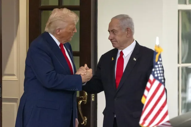 ABD Başkanı Donald Trump, pazartesi günü Beyaz Saray'dan ayrılırken İsrail Başbakanı Binyamin Netanyahu ile el sıkıştı. (AP)