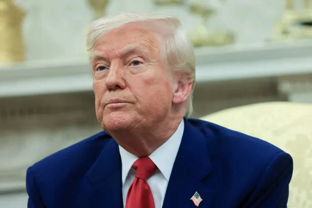 ترمب خلال اجتماعه برئيس الوزراء الإسرائيلي بنيامين نتنياهو في البيت الأبيض الاثنين (رويترز)