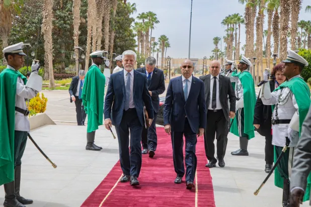 الرئيس محمد ولد الغزواني مستقبِلاً الرئيس التشيكي بيتر بيفيل (الرئاسة الموريتانية)