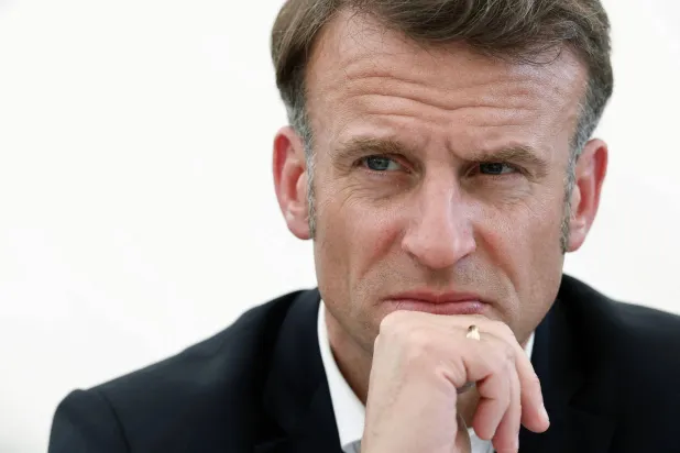 الرئيس الفرنسي إيمانويل ماكرون خلال زيارته إلى مدينة العريش المصرية الحدودية مع قطاع غزة 8 أبريل 2025 (أ.ف.ب)