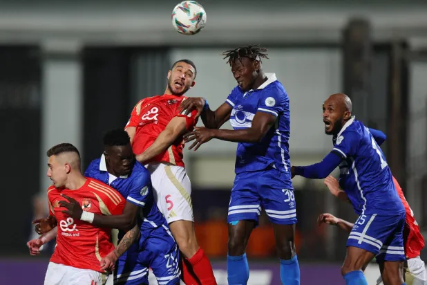 الأهلي كرر فوزه على الهلال وتأهل لنصف نهائي أبطال أفريقيا (رويترز)