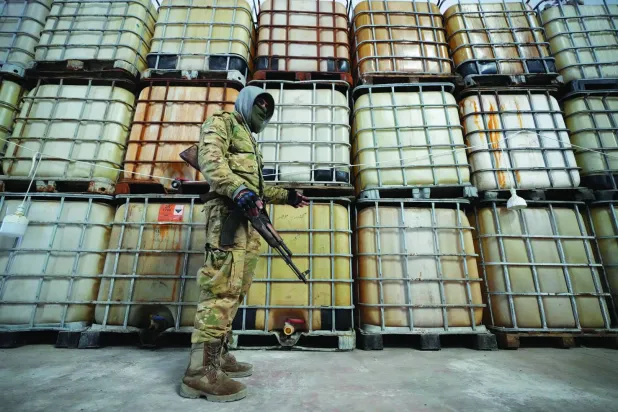 أحد عناصر السلطة السورية داخل مصنع لحبوب «الأمفيتامين» المعروفة باسم الكبتاغون في دوما على مشارف دمشق 13 ديسمبر (أ.ب)