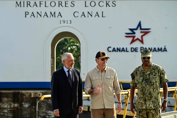 وزير الدفاع الأميركي بيت هيغسيث متفقدا القناة وإلى يمينه مديرها ريكوارتي فاسكيز (أ.ف.ب)